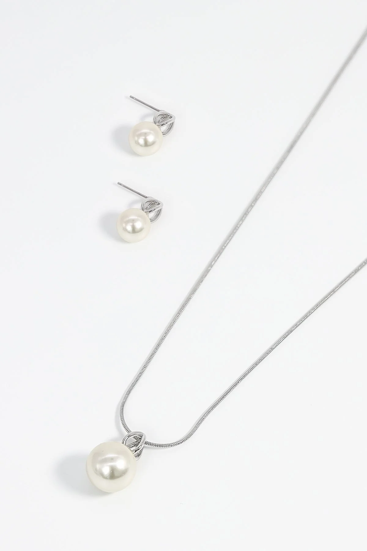 Pearl Pendant Necklace in Silver