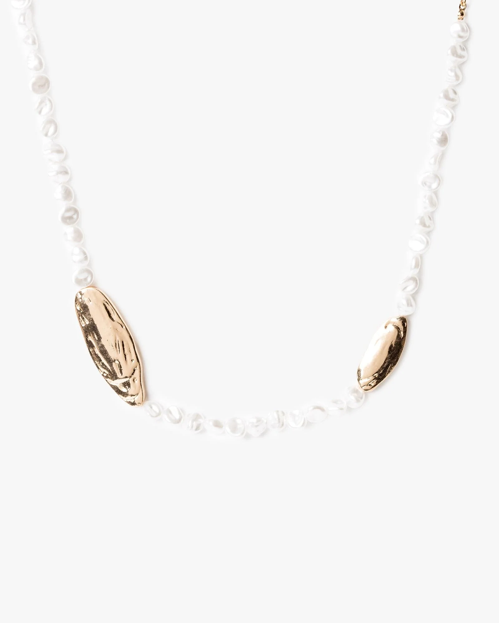 White Organic Metal Pearl Necklace