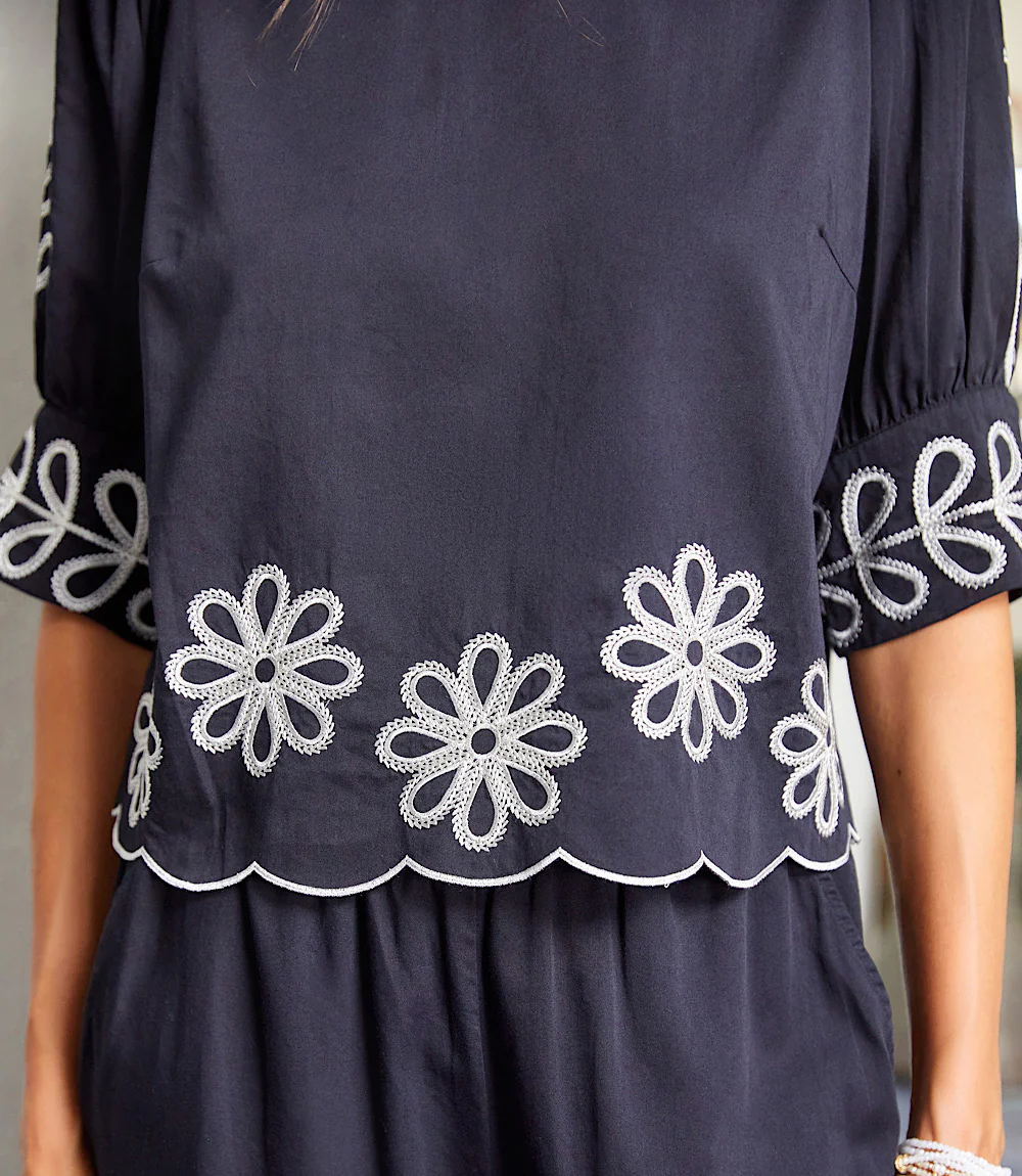 3/4 Sleeve Embroidered Scallop Top