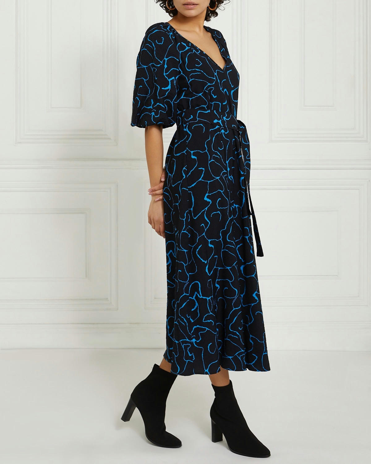 Gallery Printed V-Neck Belted Midi Dress