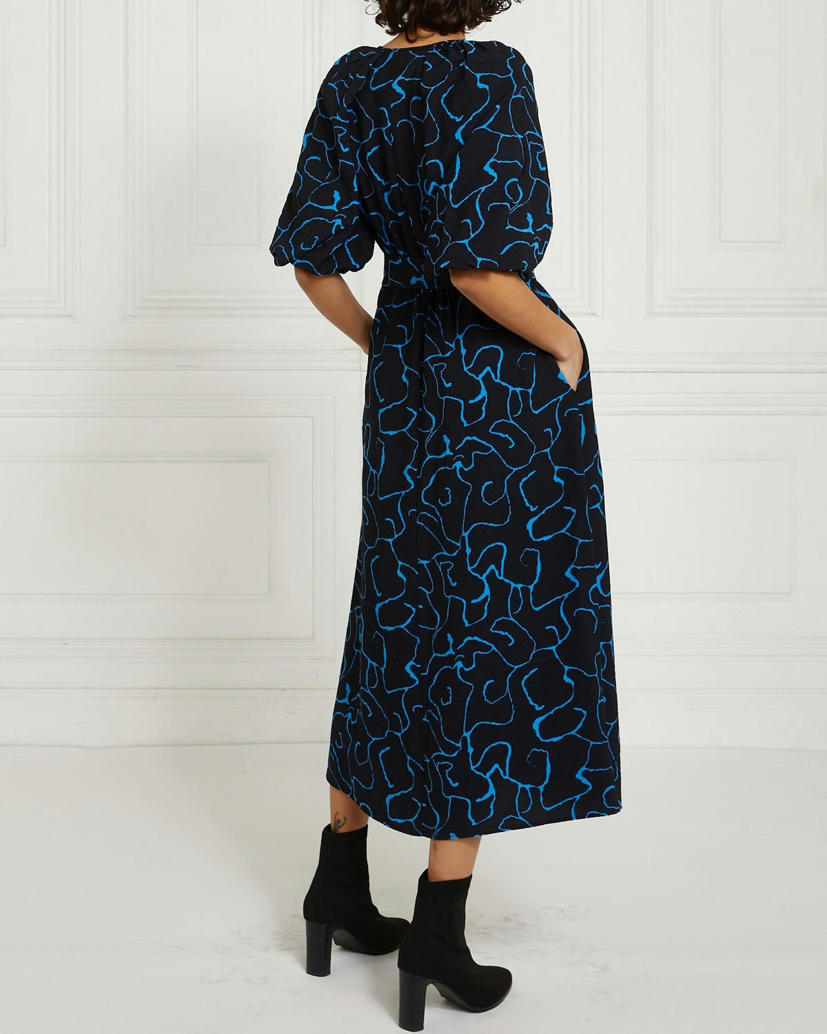 Gallery Printed V-Neck Belted Midi Dress