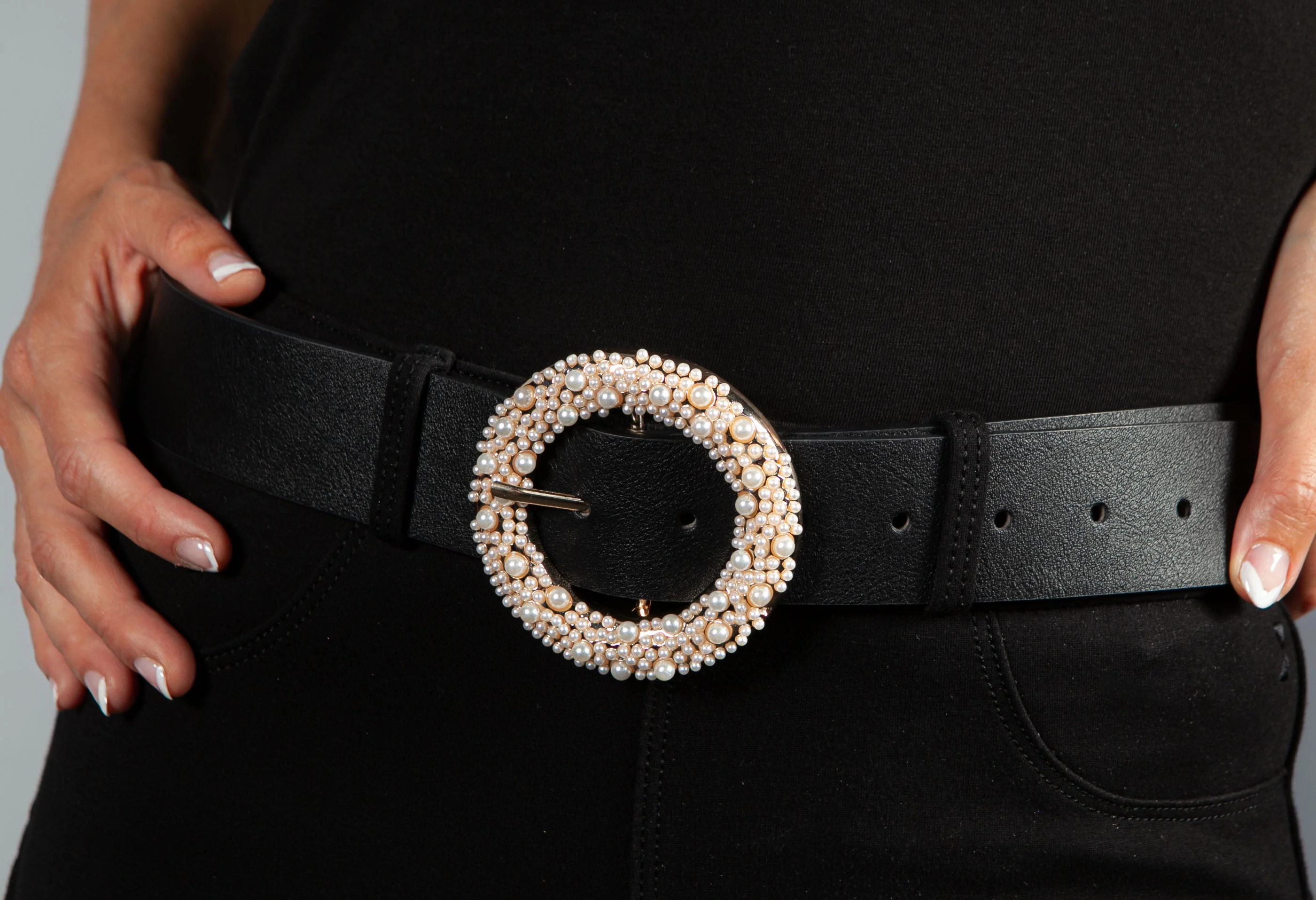 Pearl Buckle Belt in Black