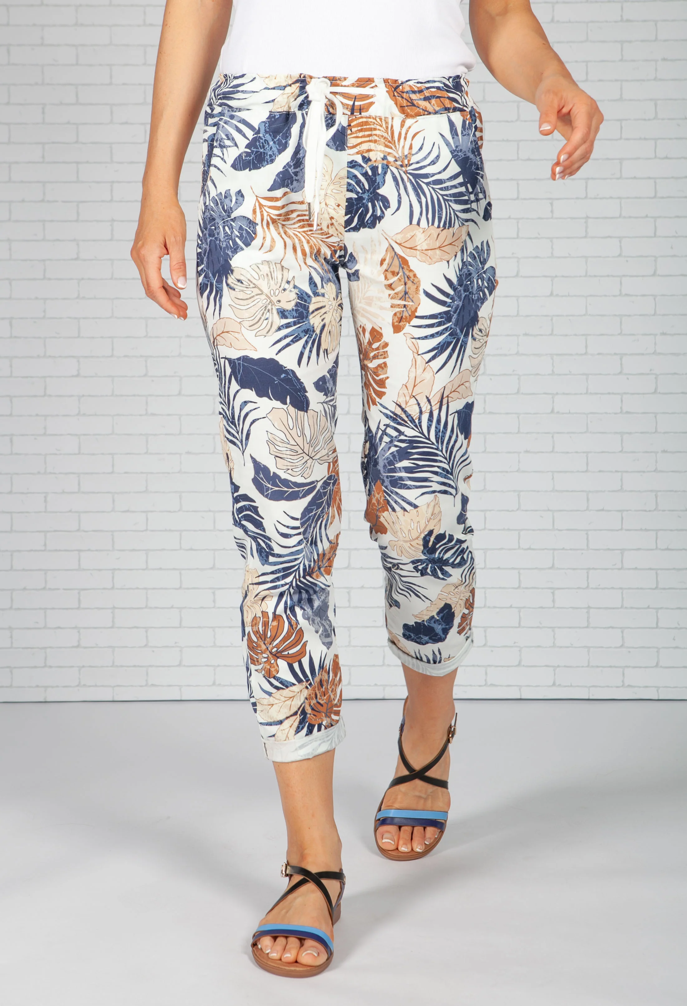 NAVY PALM PRINT CROPPED TROUSER