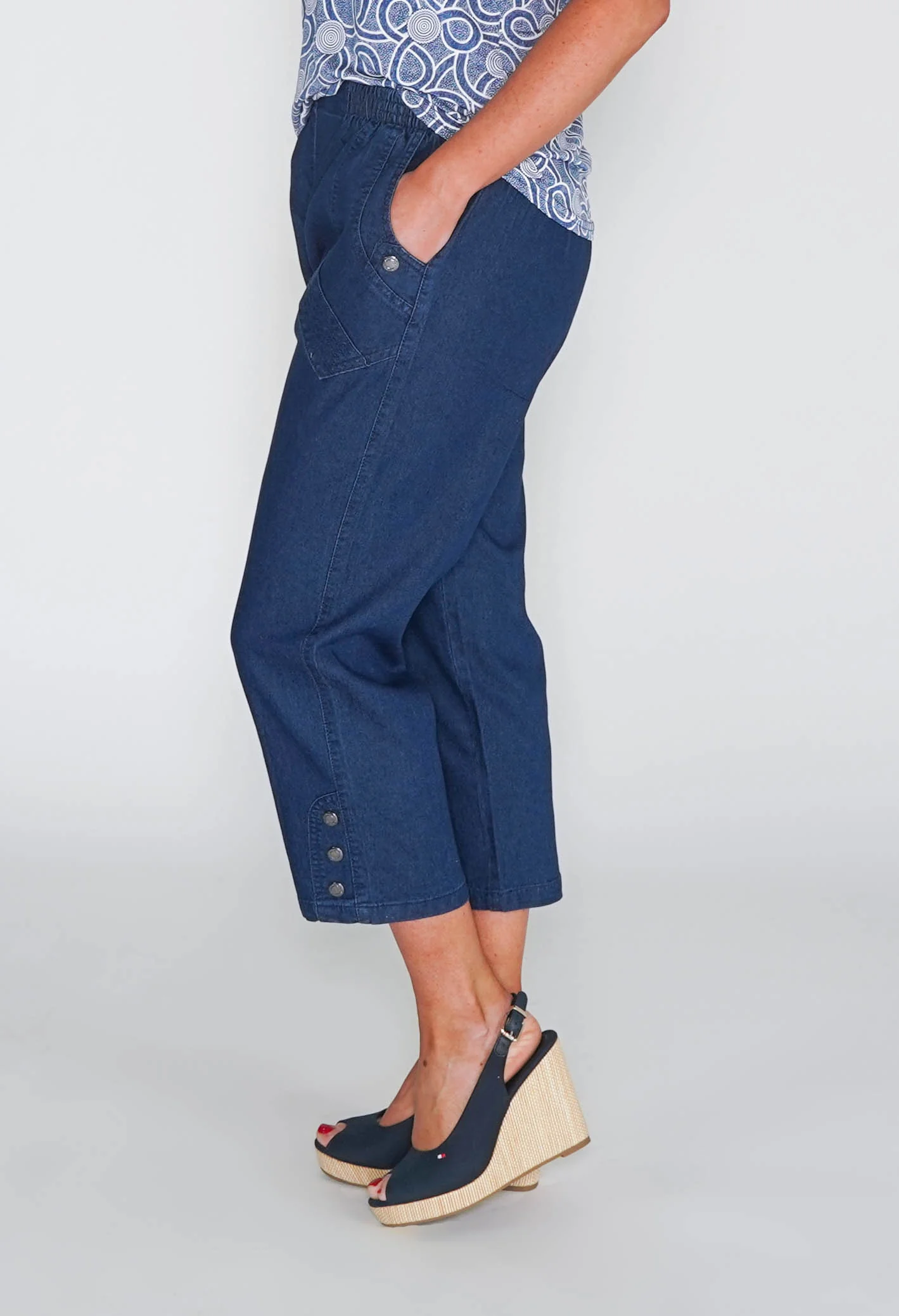PAMELA SCOTT CAPRIS WITH ELASTICATED WAIST IN SOFT DENIM