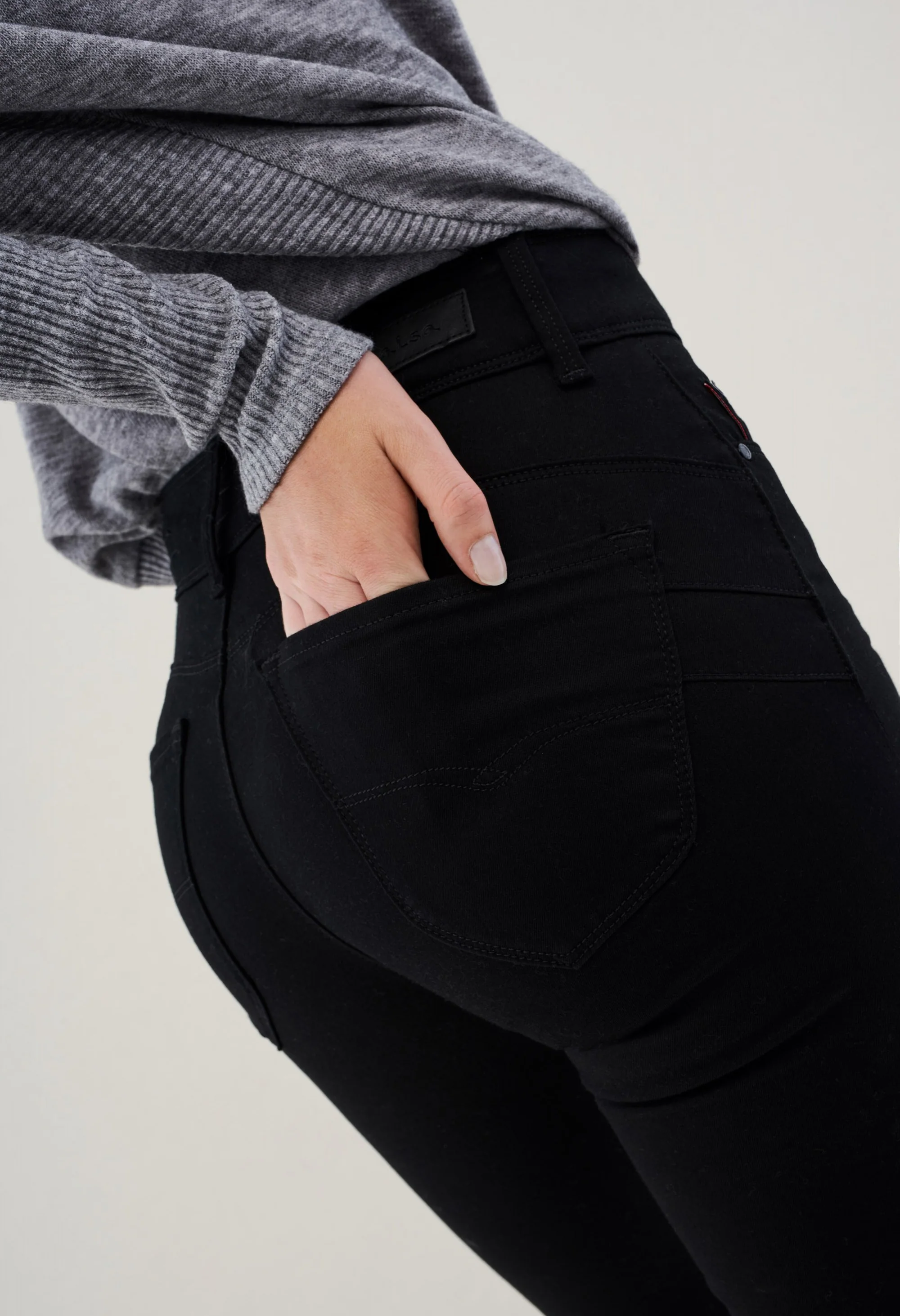 PUSH IN SECRET SKINNY SHORT LEG TRUE BLACK JEANS