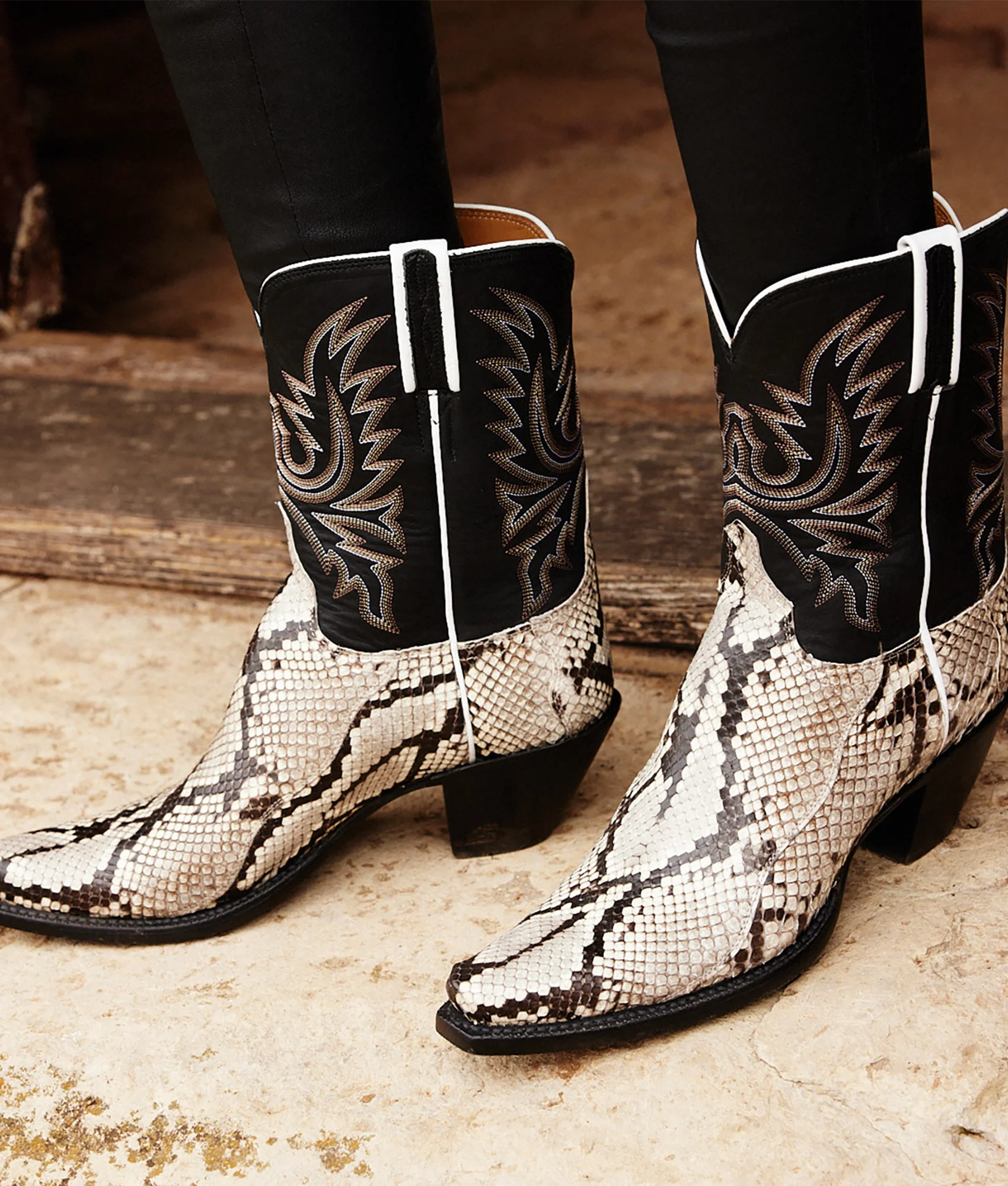 Dale Exotic :: Black/White + Black