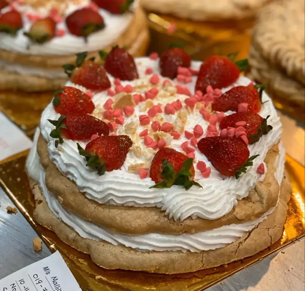 Pavlova Cake