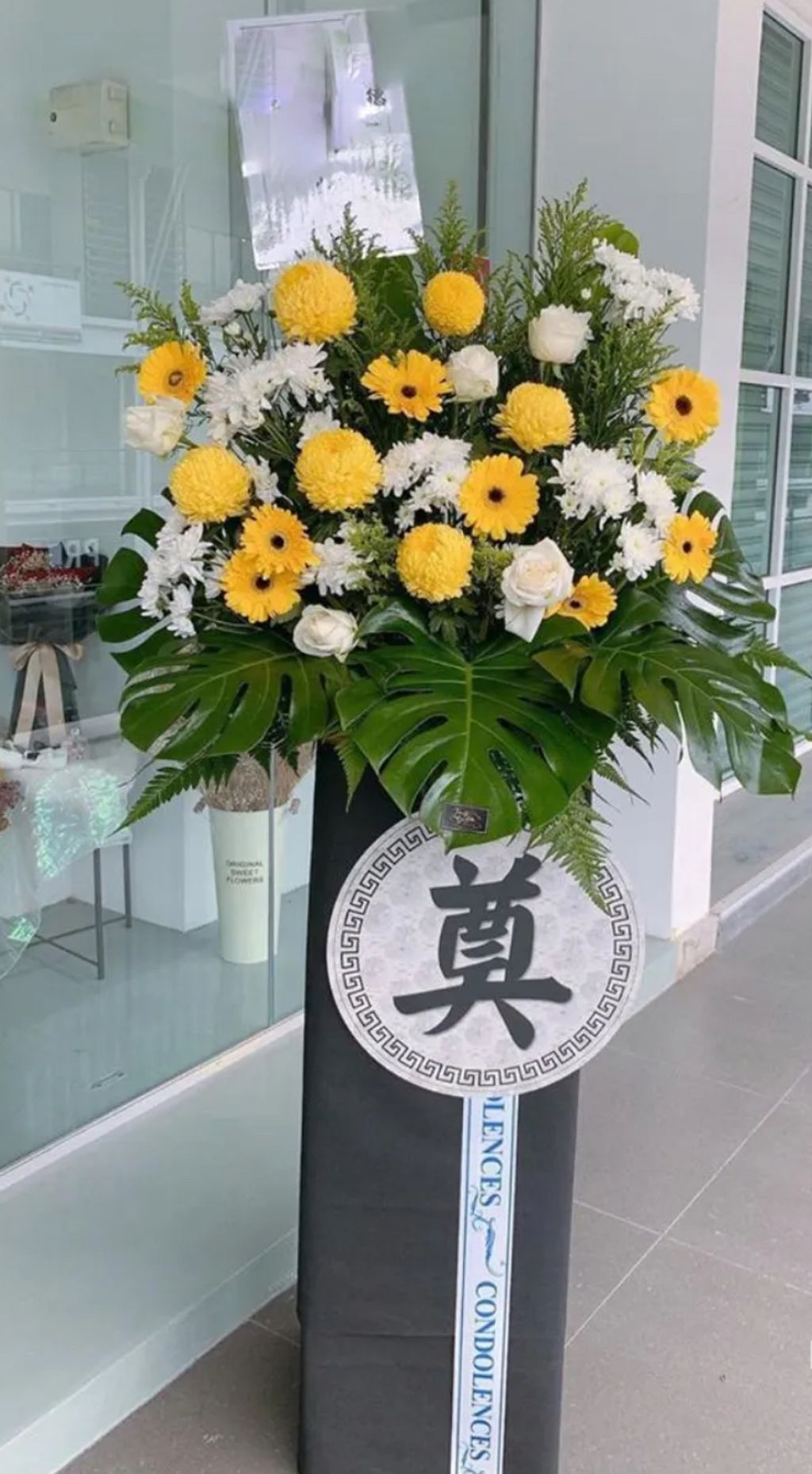 Condolences Stand 100