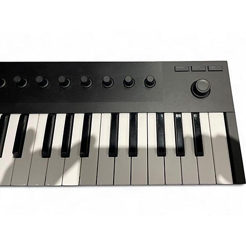 Used Native Instruments Komplete Kontrol M32 MIDI Controller