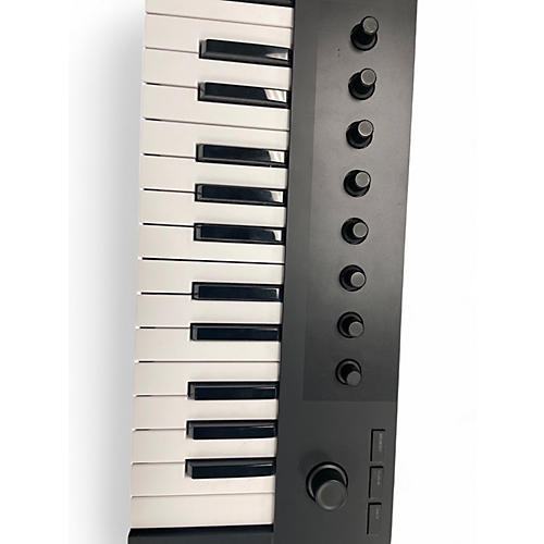 Used Native Instruments Komplete Kontrol M32 MIDI Controller