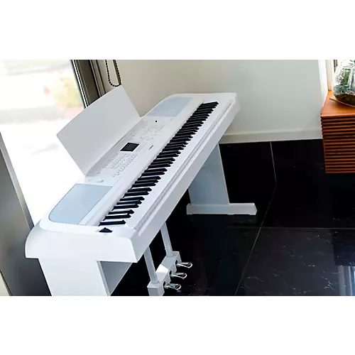 Yamaha DGX-670 88-Key Portable Grand Black