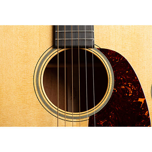 Martin Standard Series 00-18 Grand Concert Acoustic Guitar Natural - musicians--Friend