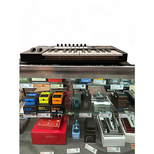 Used Novation Launchkey 25 Key MIDI Controller - musicians--Friend