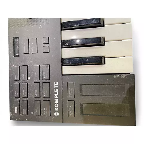 Used Native Instruments KOMPLETE KONTROL M32 - musicians--Friend