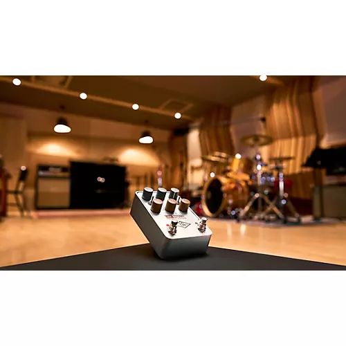 Universal Audio UAFX OX Stomp Dynamic Speaker Emulator Effects Pedal Silver - musicians--Friend