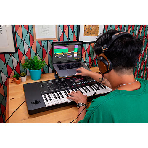 Roland JUNO-D7 Synthesizer - musicians--Friend