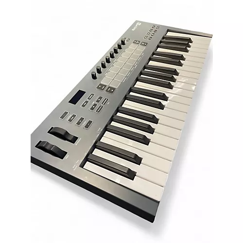 Used Novation flkey 37 - musicians--Friend