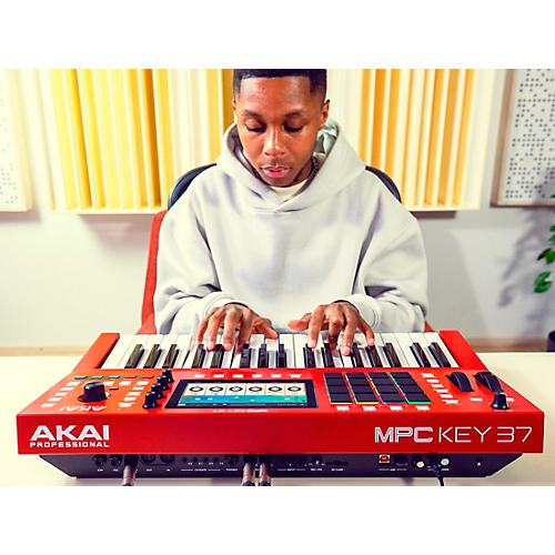 Akai Professional MPC Key 37 Production Synthesizer