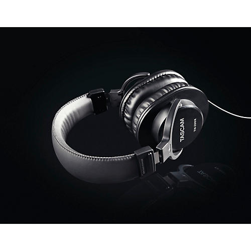 Focusrite Scarlett Solo USB Audio Interface Gen 3 With TASCAM TH-200X Studio Headphones Bundle