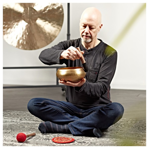 Gear4music Life 17.5cm Hammered Brass Singing Bowl, 1300g