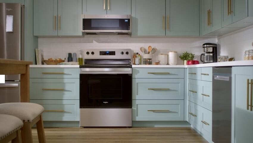 Whirlpool 30-in Glass Top 4 burners 5.3-cu ft Freestanding Electric Range ( White )