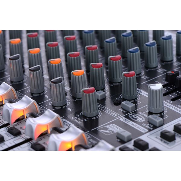 Behringer Xenyx QX1832USB