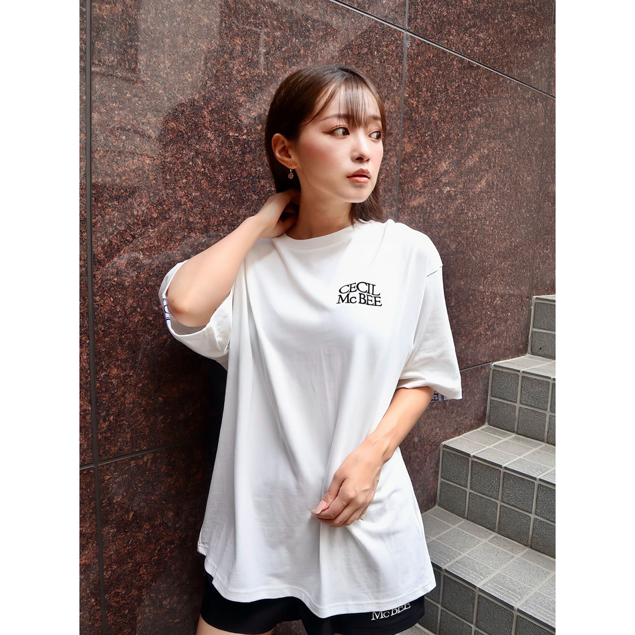 バックロゴラインTシャツ
