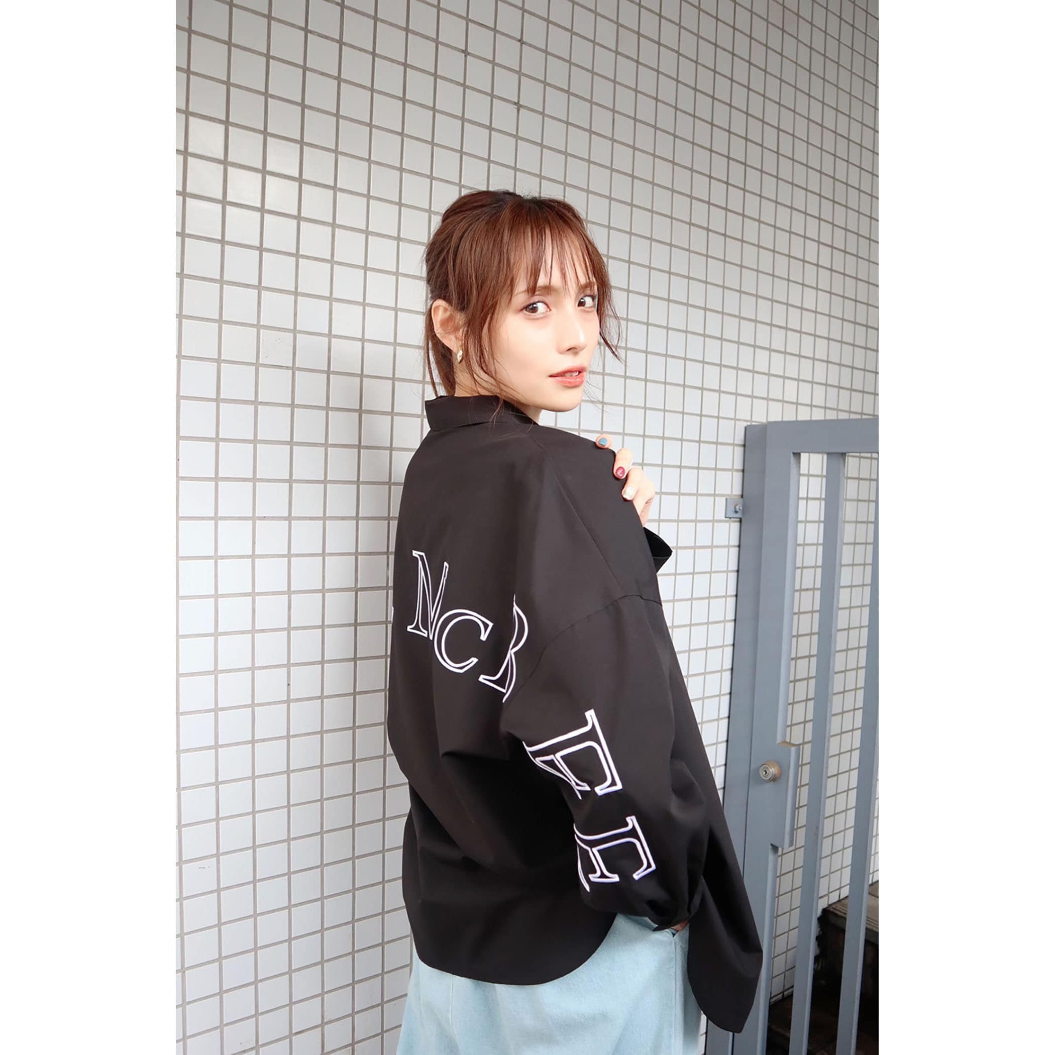 バックロゴ刺繍ゆるシャツ