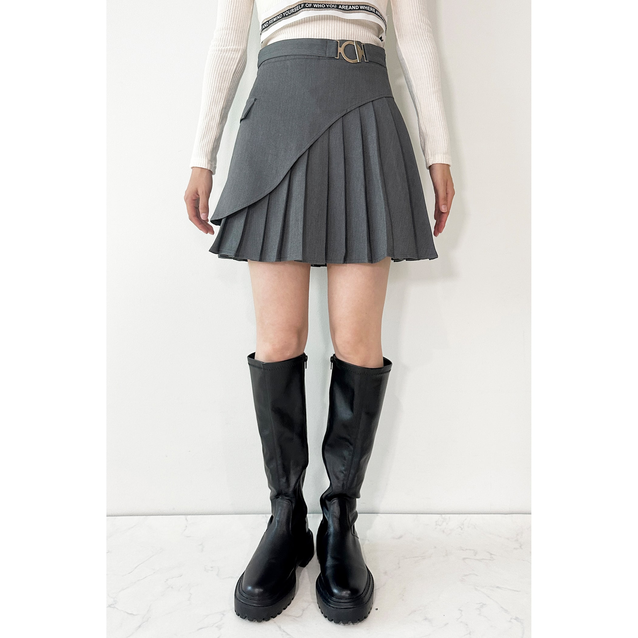 バックル付きアシメプリーツミニスカート