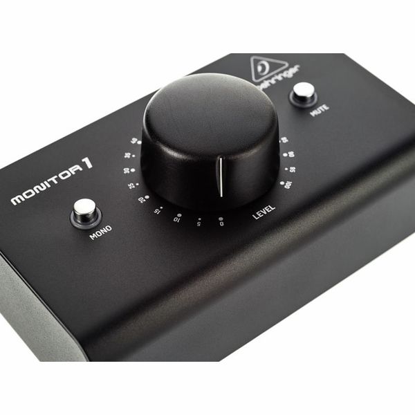 Behringer Monitor1