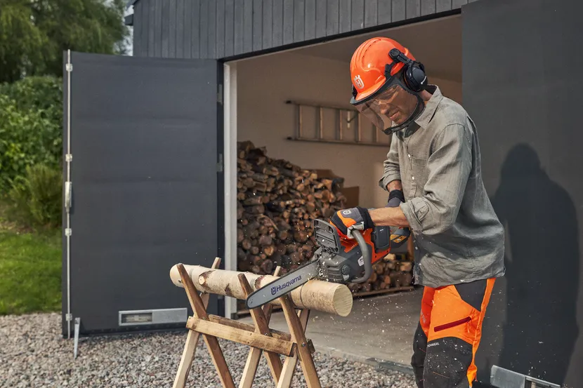 Husqvarna Power Axe 225i (battery and charger included) Battery Chainsaw