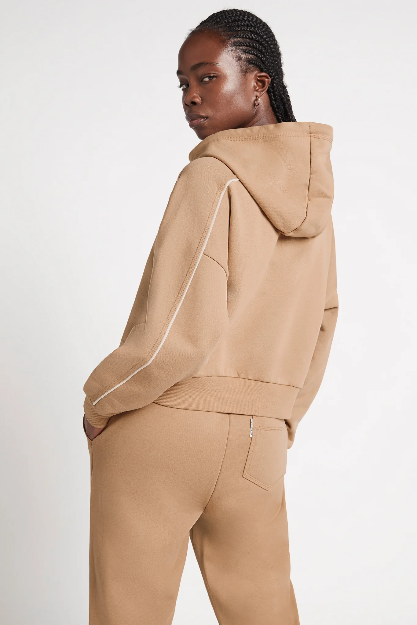 Cropped Essential Contrast Piping Hoodie 405