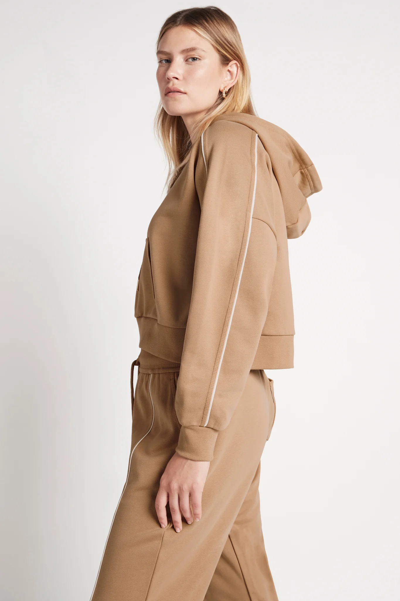 Cropped Essential Contrast Piping Hoodie 405