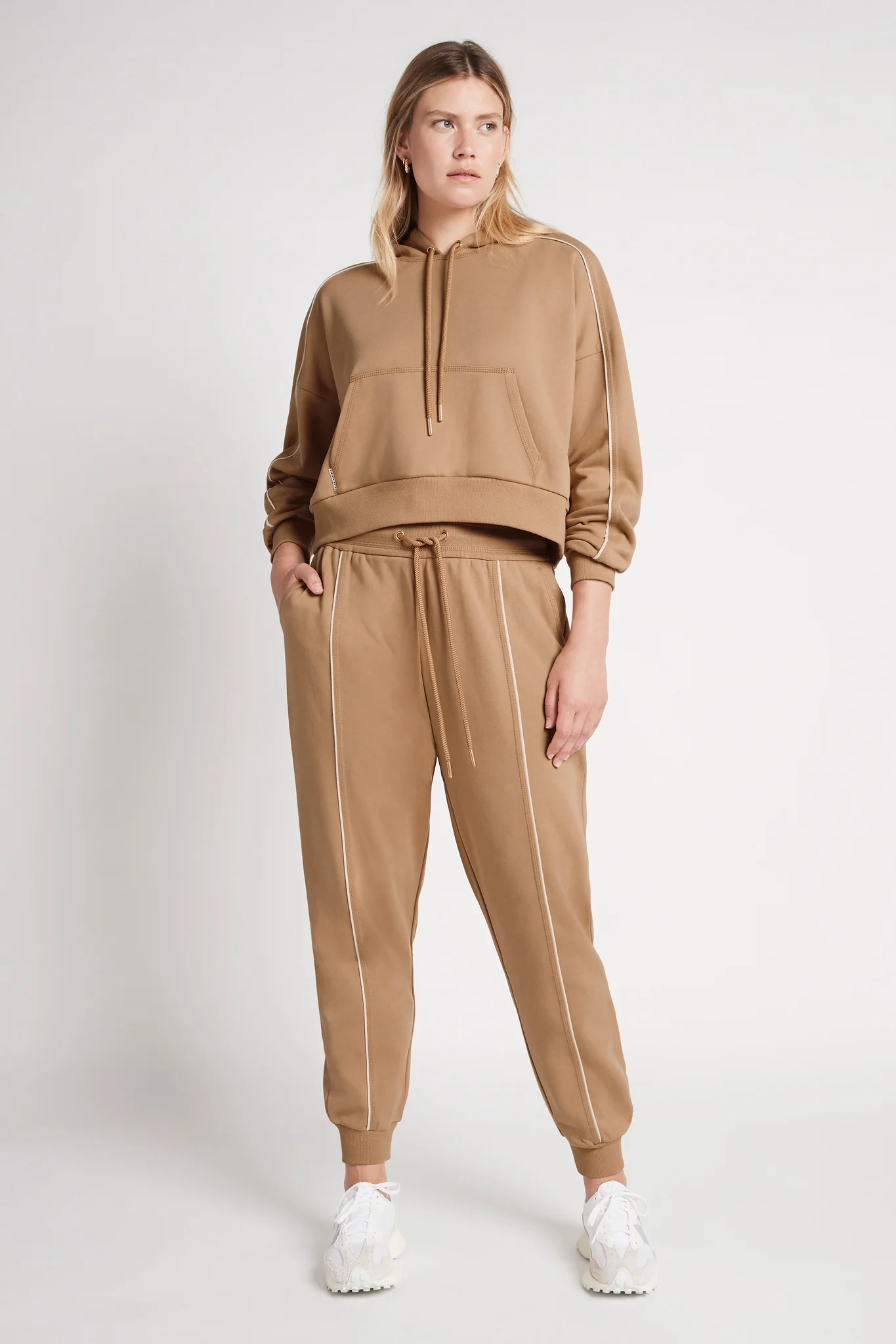Cropped Essential Contrast Piping Hoodie 405