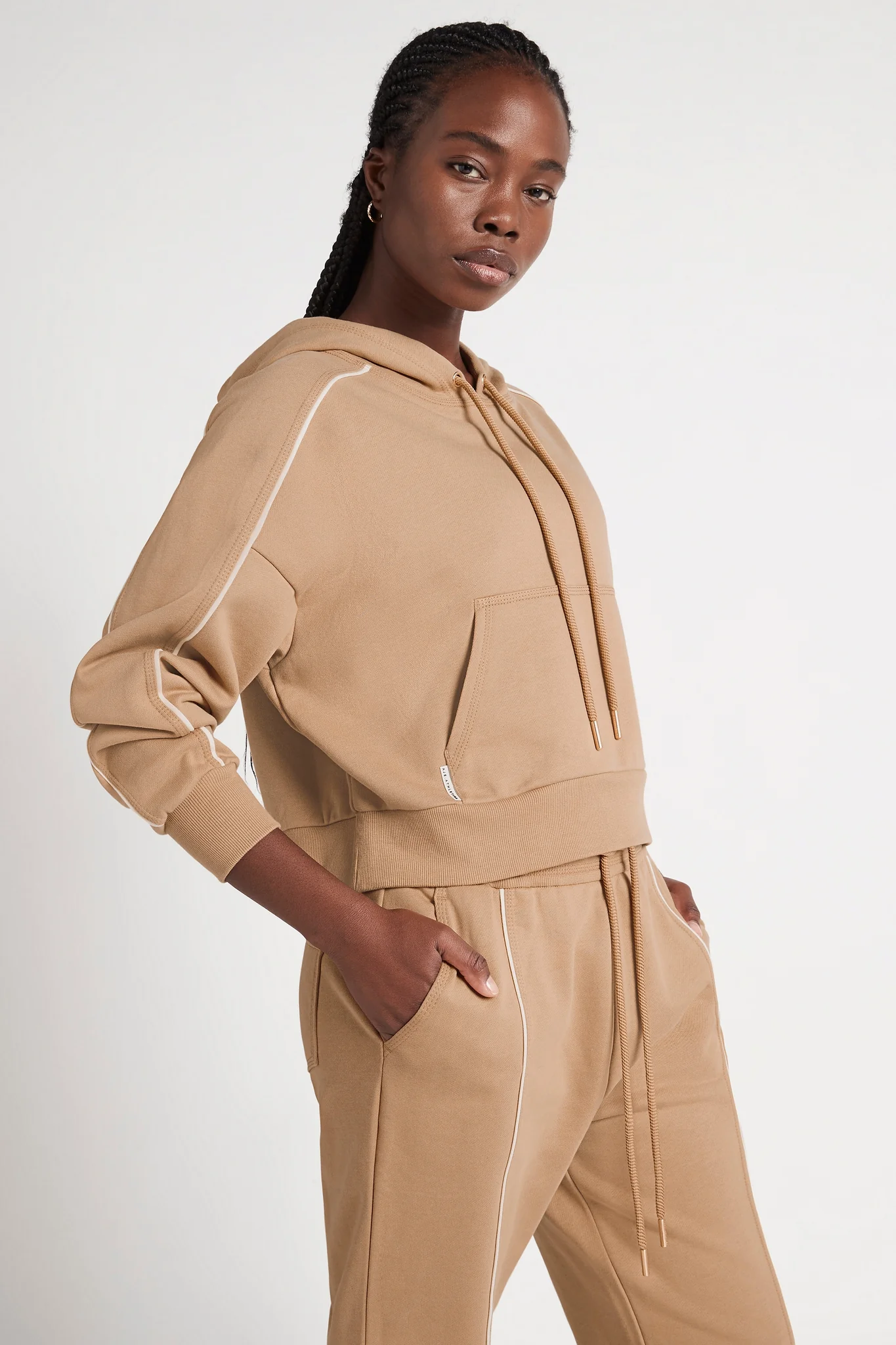 Cropped Essential Contrast Piping Hoodie 405