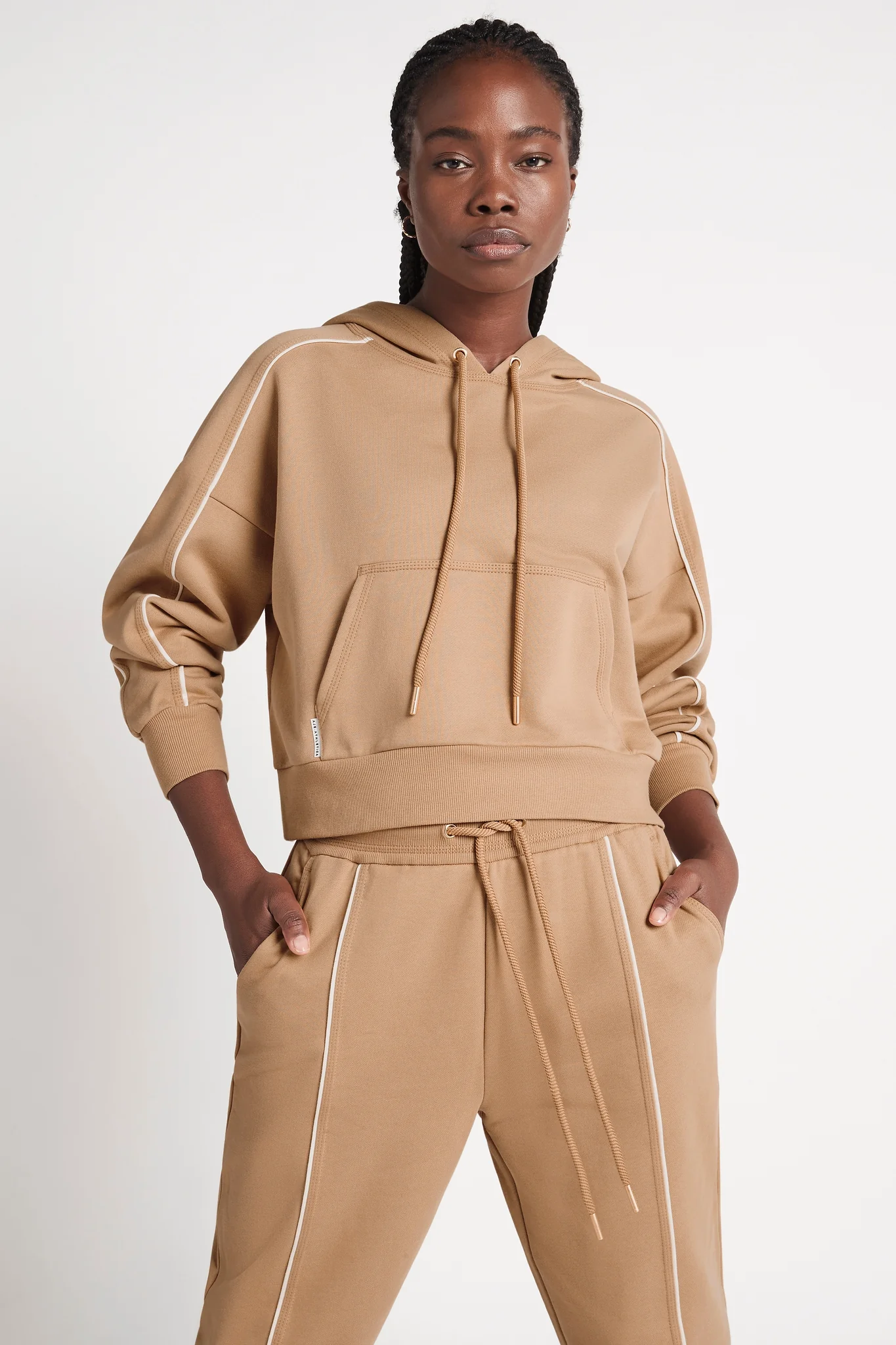 Cropped Essential Contrast Piping Hoodie 405