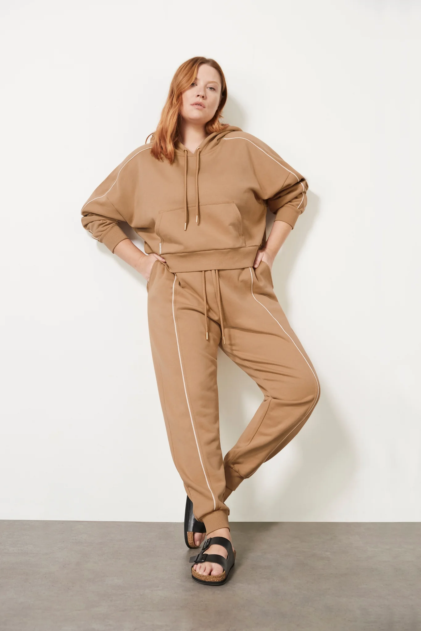 Cropped Essential Contrast Piping Hoodie 405