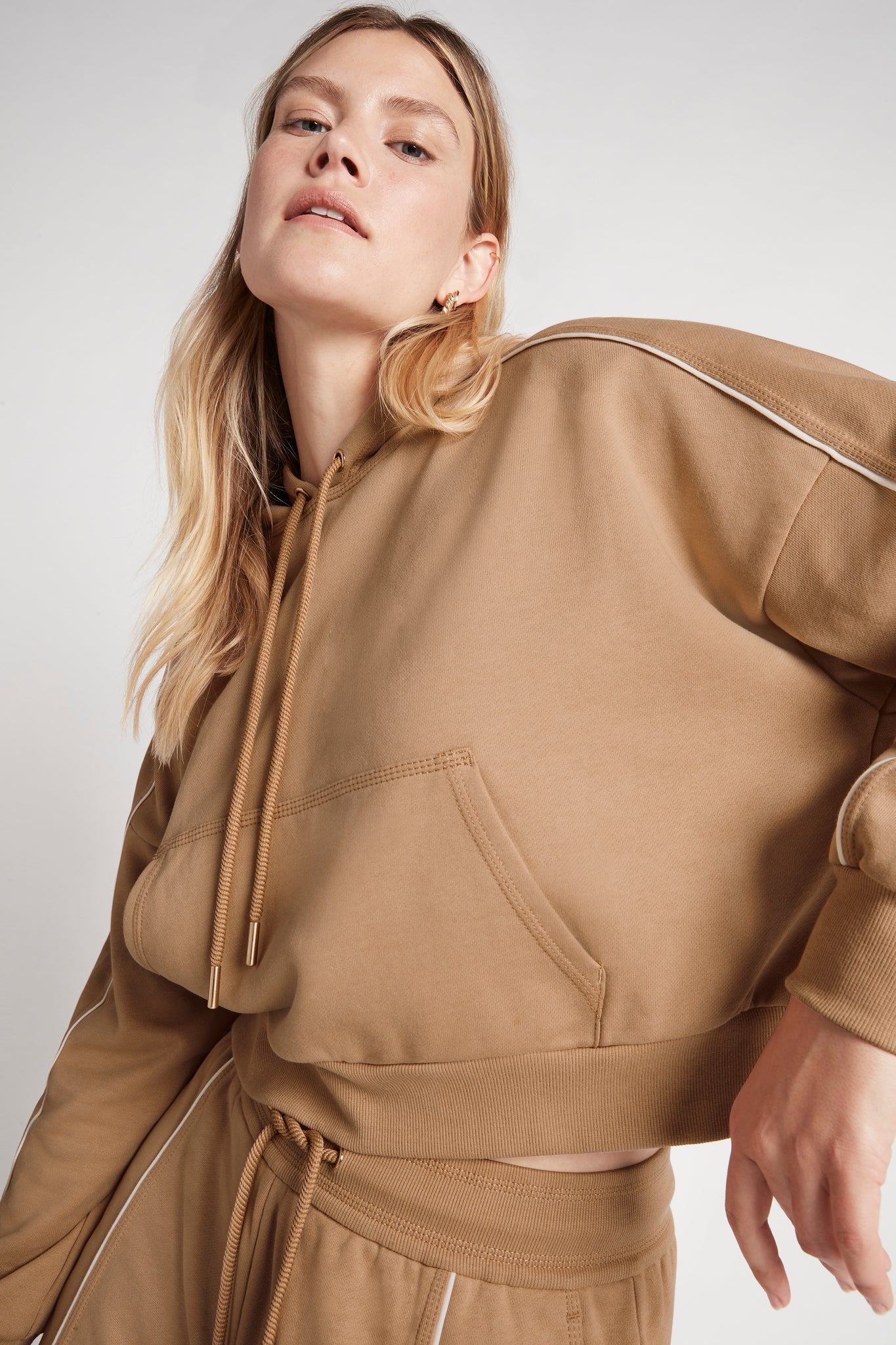 Cropped Essential Contrast Piping Hoodie 405