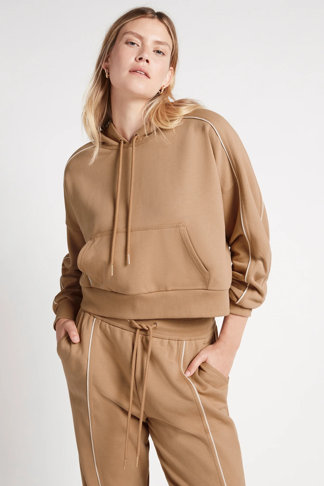 Cropped Essential Contrast Piping Hoodie 405