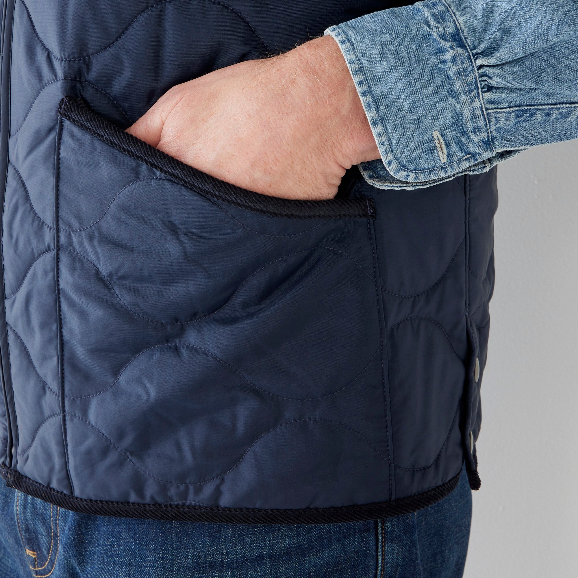 Onion-quilted vest with corduroy collar