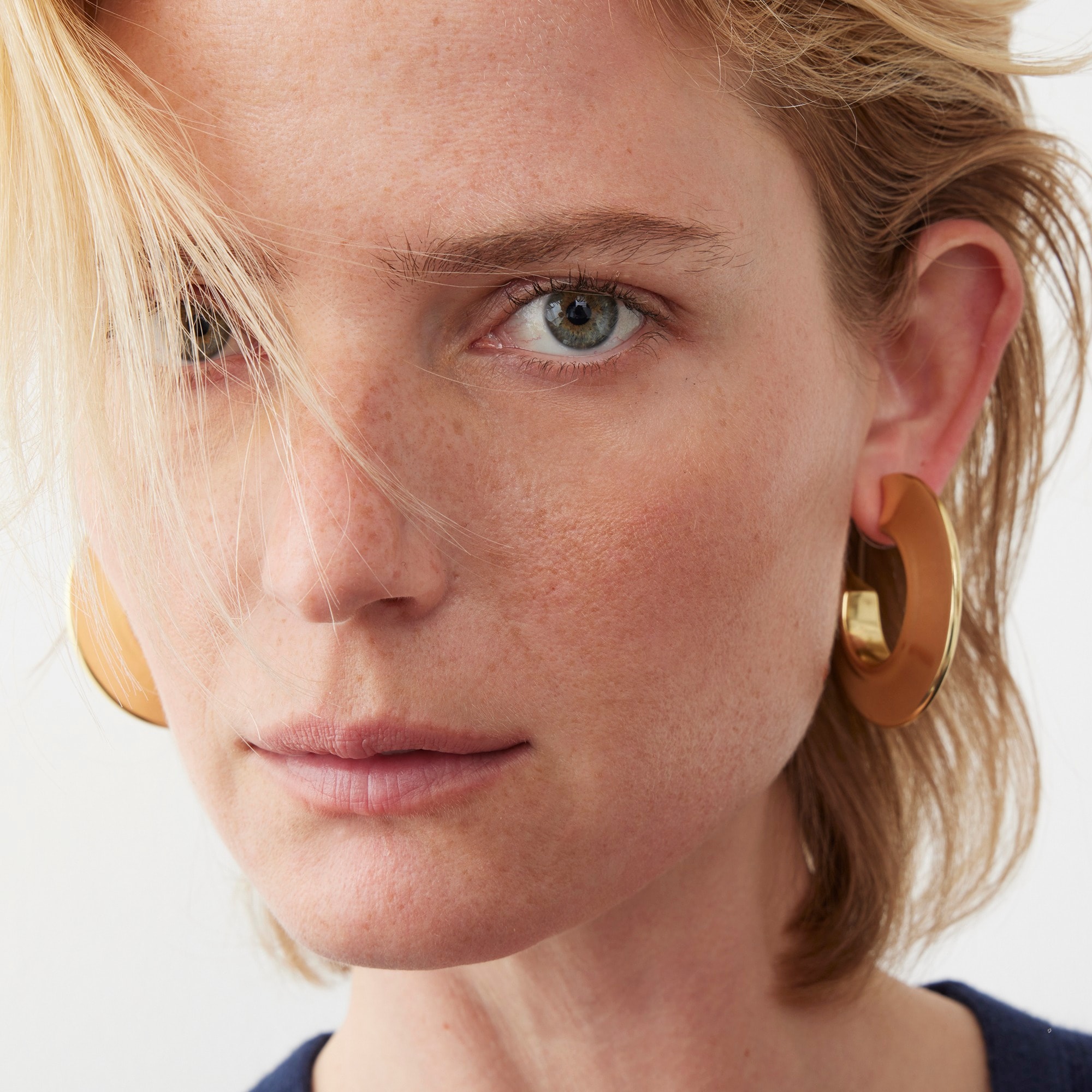 Lightweight disc hoop earrings