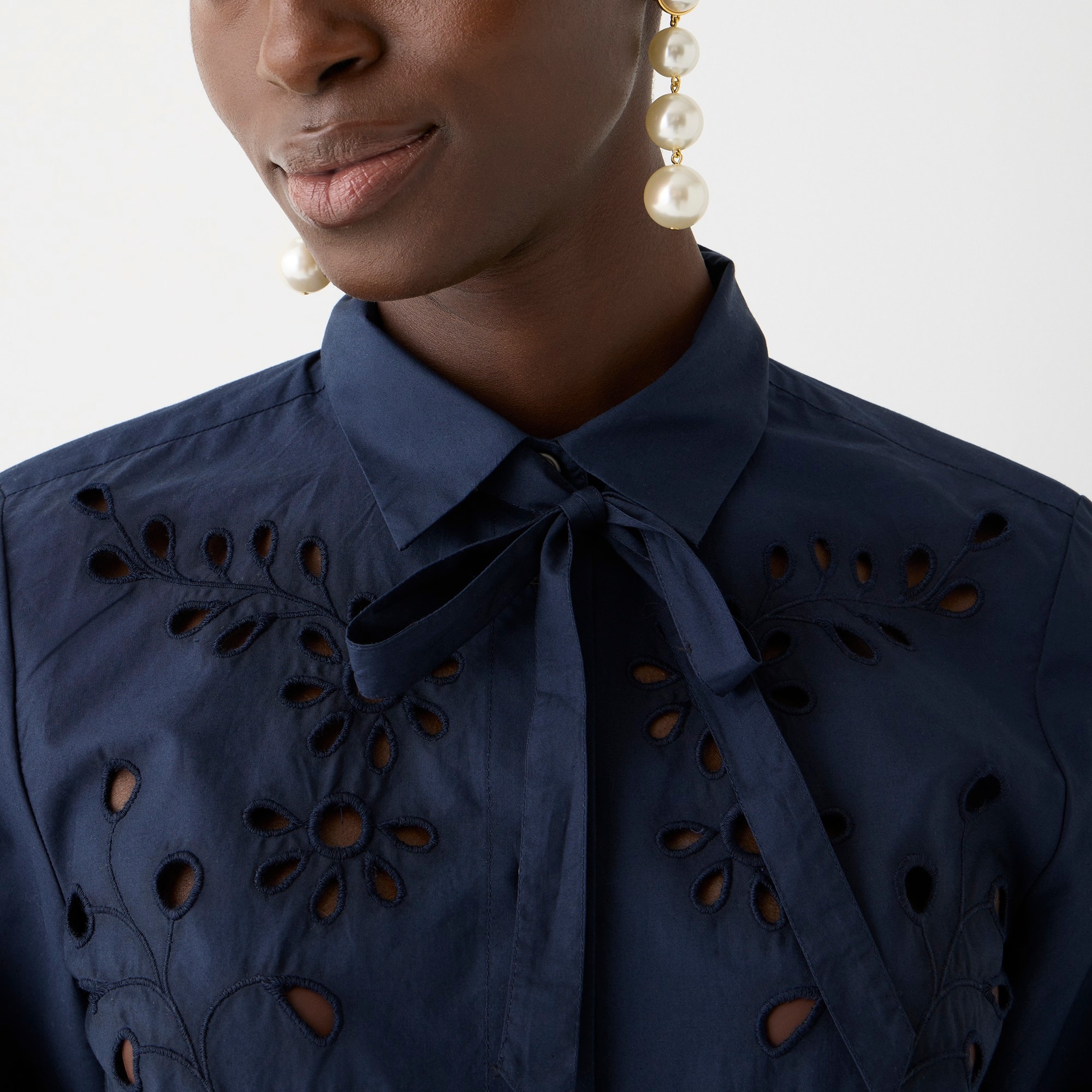 Collection button-up bow top in cotton poplin eyelet