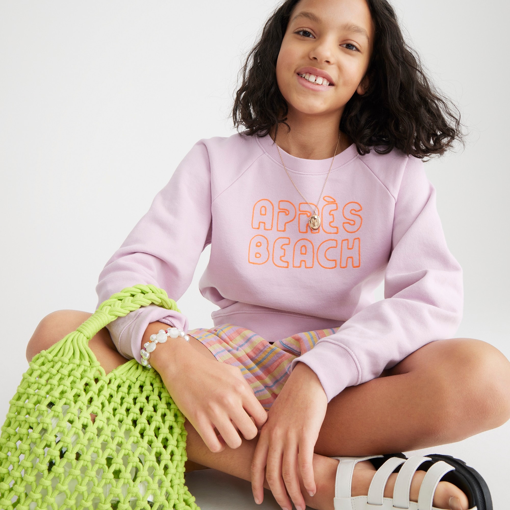 Girls' embroidered "Apres beach" graphic crewneck sweatshirt