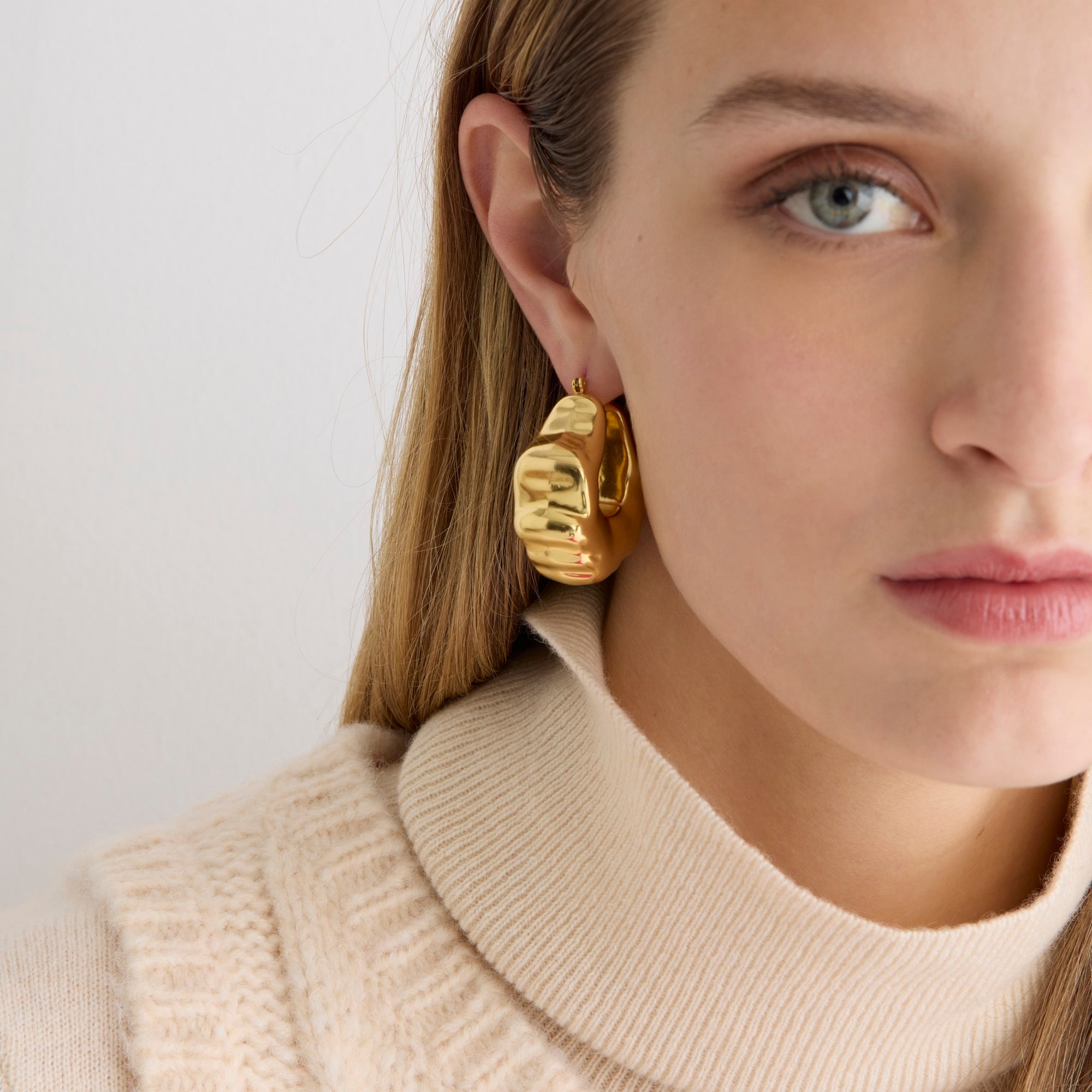 Lightweight sculpted hoop earrings