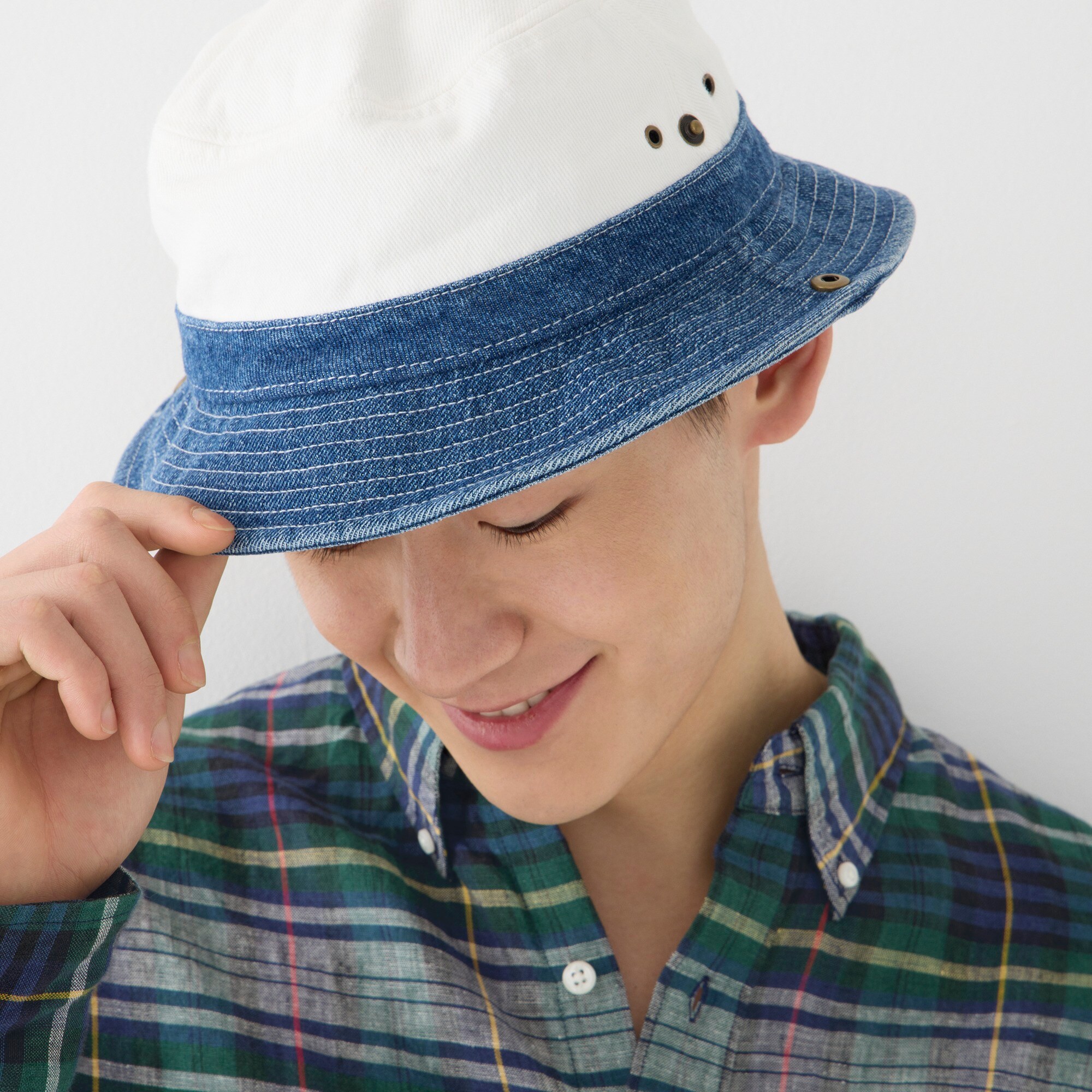 Bucket hat with snaps in denim twill