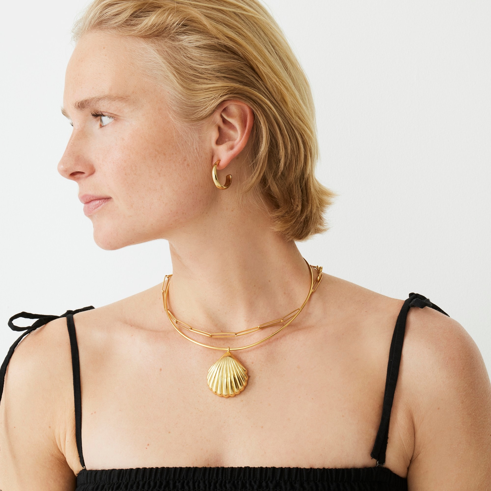 Metallic shell collar necklace