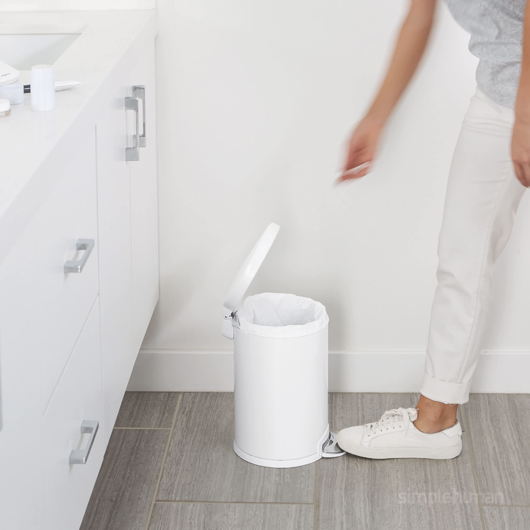 SimpleHuman Round Bathroom White Steel Bathroom Step Trash Can, 4.5l (1.2gal)