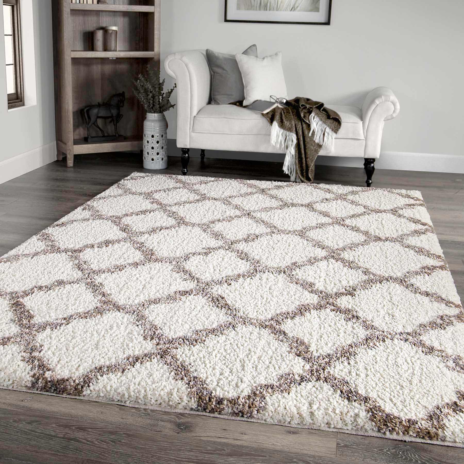 (C162) Windsor White Quatrefoil Shag Area Rug, 8x10