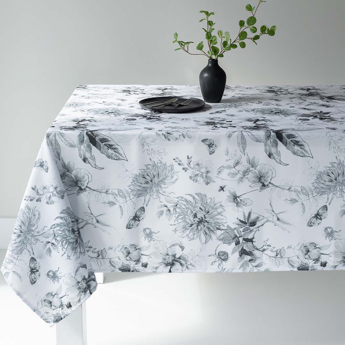 Black & White Blooming Floral Tablecloth, 60x84