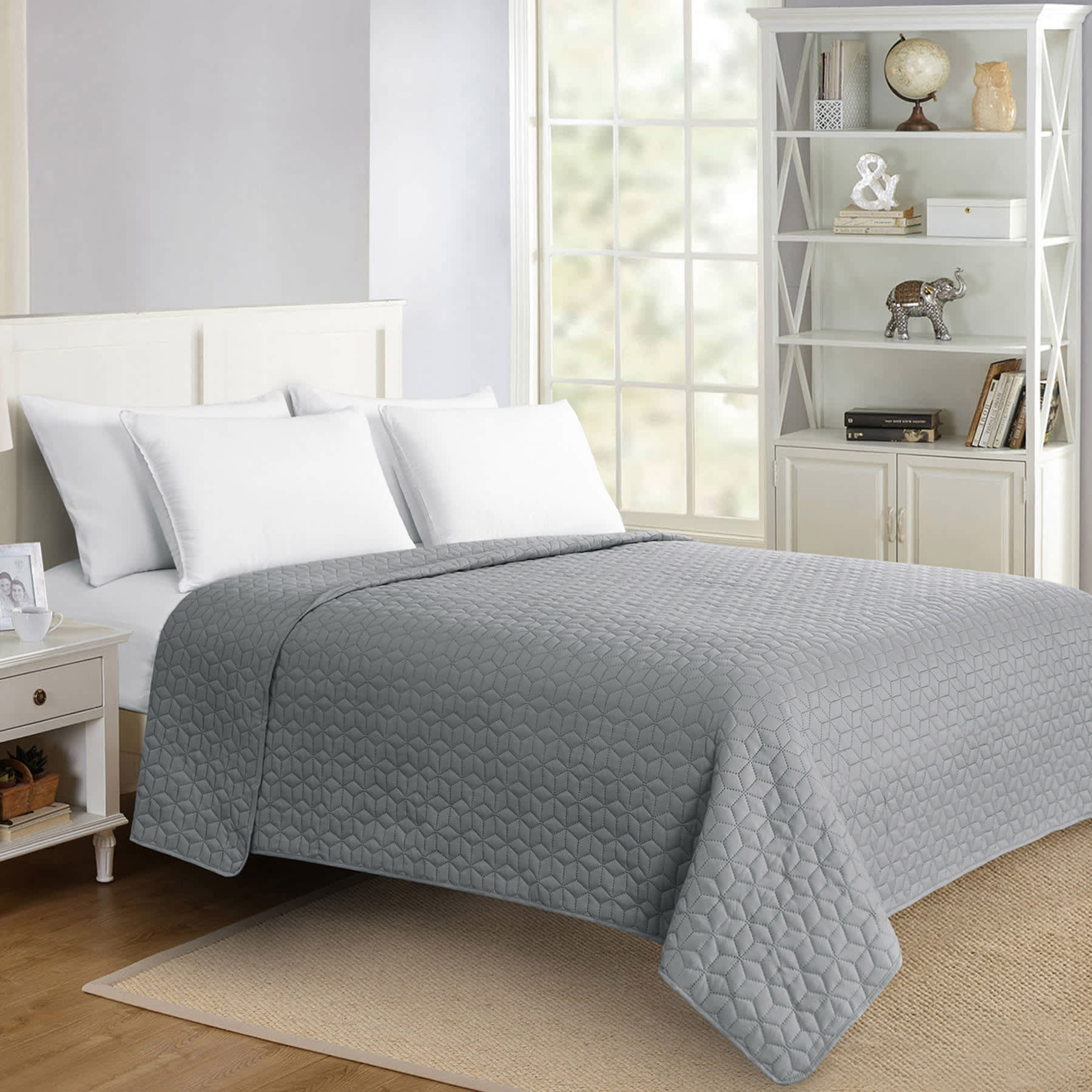 Grey Geometric Pinsonic Quilt, King